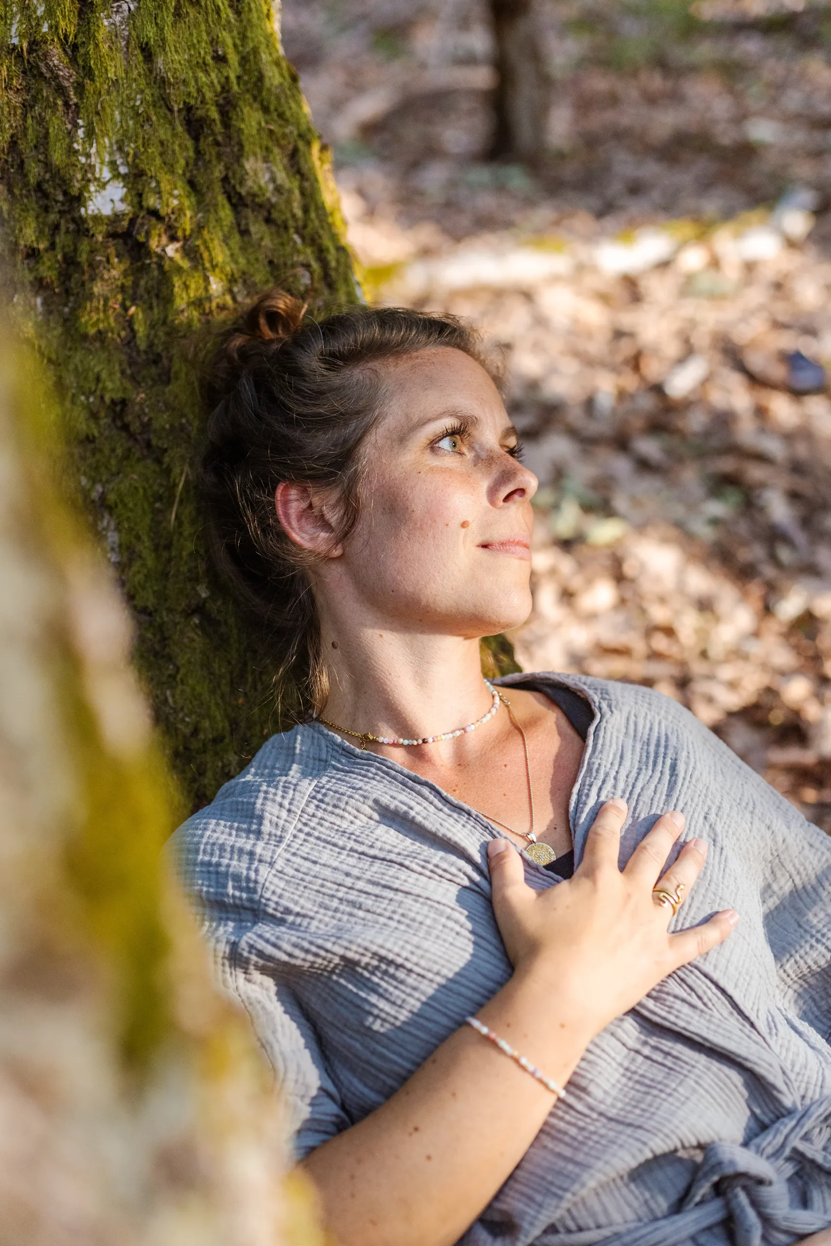 Alina Herzberg lächelt in die Kamera - Expertin für Zyklusgesundheit und weibliche Kraft