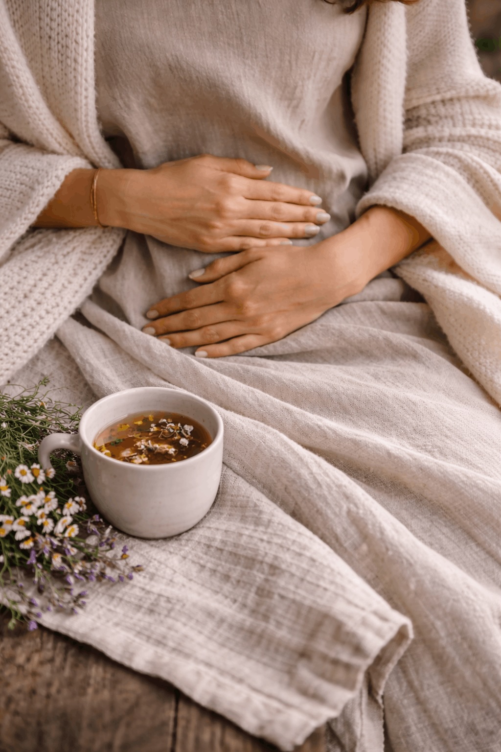 Frau mit Kräutertee und Heilpflanzen in der Perimenopause natürliche Linderung mit Pflanzenheilkunde