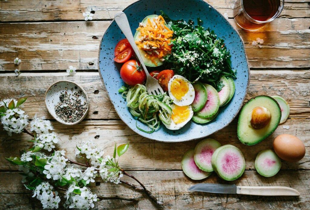 Eiweißreiches Frühstück zur Unterstützung von Blutzucker in der Perimenopause, Eier, Beeren und Nüsse auf hellem Tisch